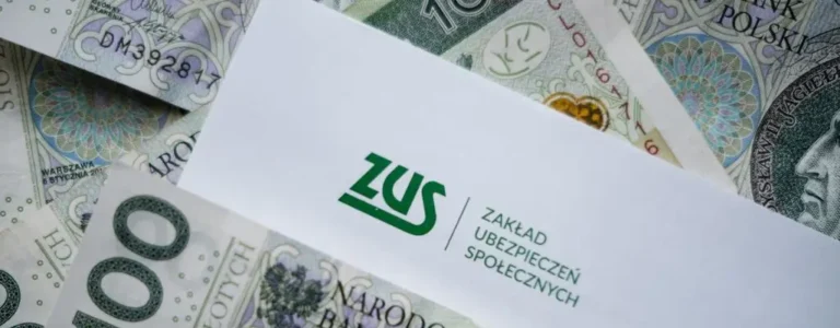 Obrazek wyróżniający do artykułu - PFRON refundacja składek KRUS. Koperta z logo zus pośród banknotów polskich