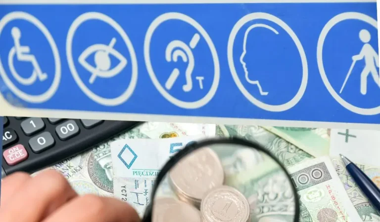 Obrazek wyróżniający do artykułu - rodzaje niepełnosprawności. Na obrazku znajdują się dwie główne sekcje. Górna część to niebieski pasek z ikonami przedstawiającymi różne rodzaje niepełnosprawności, a dolna część zawiera elementy związane z finansami. Górna część obrazu: Ikona osoby na wózku inwalidzkim - symbolizująca niepełnosprawność ruchową. Ikona oka z przekreśleniem - symbolizująca niepełnosprawność wzrokową (ślepota). Ikona ucha z literą "T" - symbolizująca niepełnosprawność słuchową (głuchota). Ikona głowy z profilem - symbolizująca niepełnosprawność intelektualną. Ikona osoby z laską - symbolizująca niepełnosprawność ruchową, w szczególności u osób starszych. Dolna część obrazu: Na dolnym planie widzimy polskie banknoty i monety oraz dłoń trzymającą lupę, przez którą widoczna jest moneta. Widać także kalkulator oraz długopis, co sugeruje kontekst finansowy, prawdopodobnie związany z ulgami lub świadczeniami dla osób niepełnosprawnych. Obrazek ilustruje różne rodzaje niepełnosprawności oraz związane z nimi kwestie finansowe, takie jak ulgi czy świadczenia.