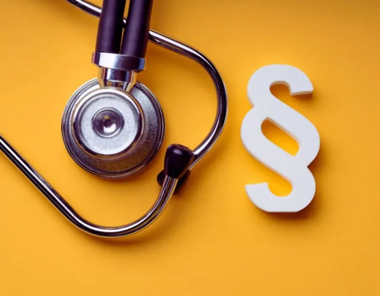 Obrazek wyróżniający do artykułu - orzeczenie o niepełnosprawności. Na zdjęciu widoczny jest stetoskop oraz biały symbol paragrafu "§" ułożony na intensywnie żółtym tle. Stetoskop, który zazwyczaj kojarzy się z opieką medyczną, zdrowiem lub badaniami, jest położony obok paragrafu, co może sugerować tematykę dotyczącą prawa medycznego, regulacji w ochronie zdrowia lub praw pacjentów. Kolorystyka i prostota zdjęcia przyciągają uwagę, podkreślając istotność relacji między kwestiami prawnymi a zdrowiem.